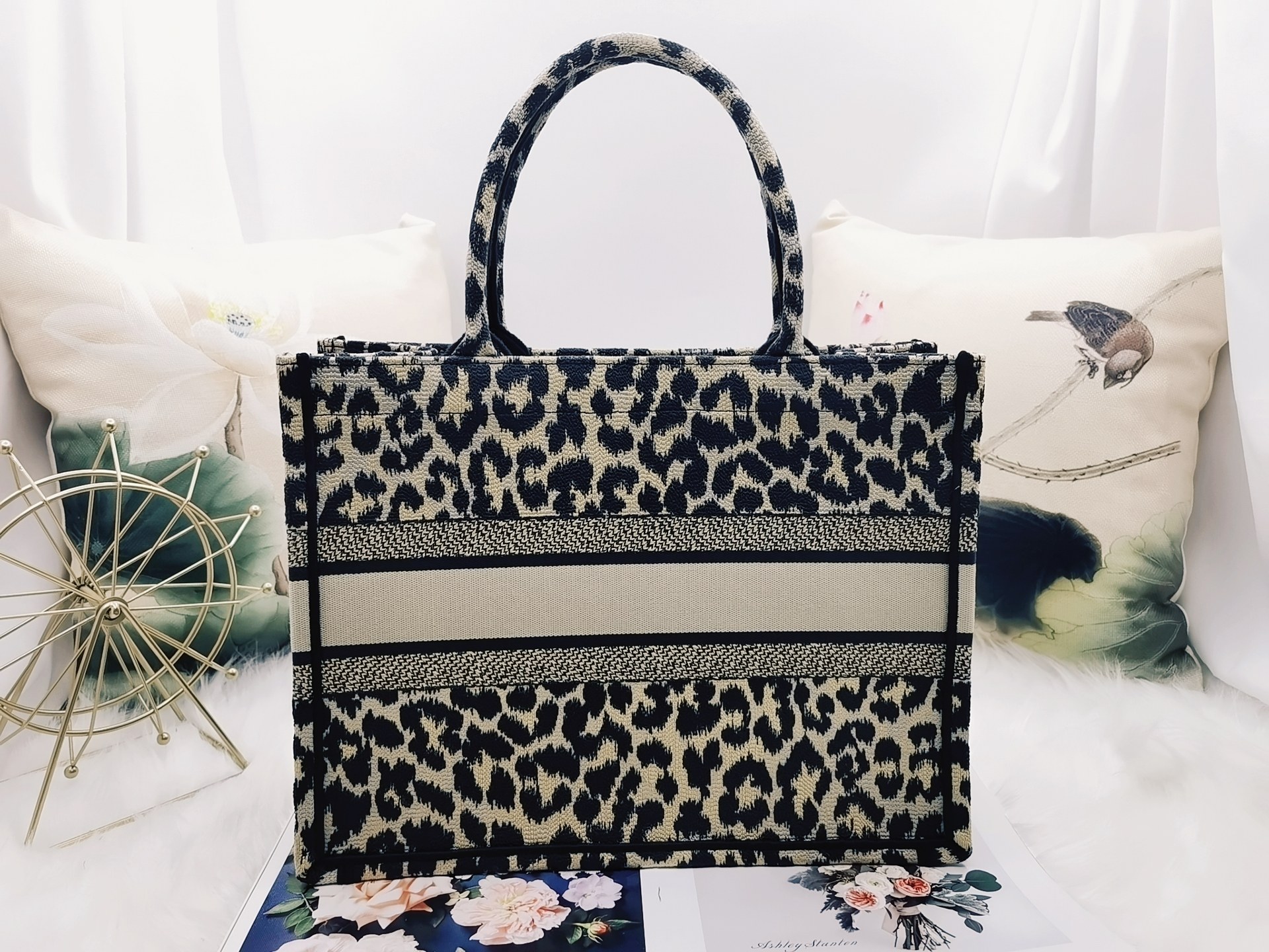 D*or book tote