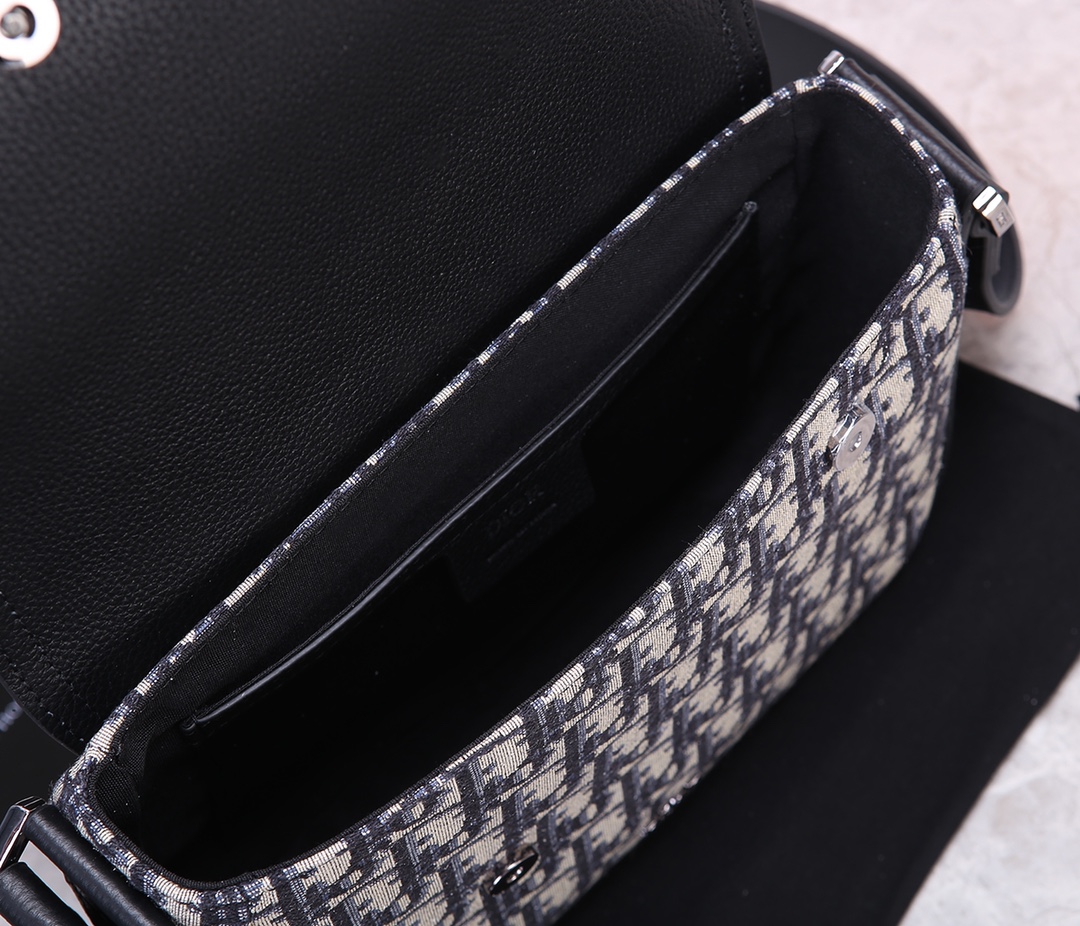 D*or saddle messenger bag