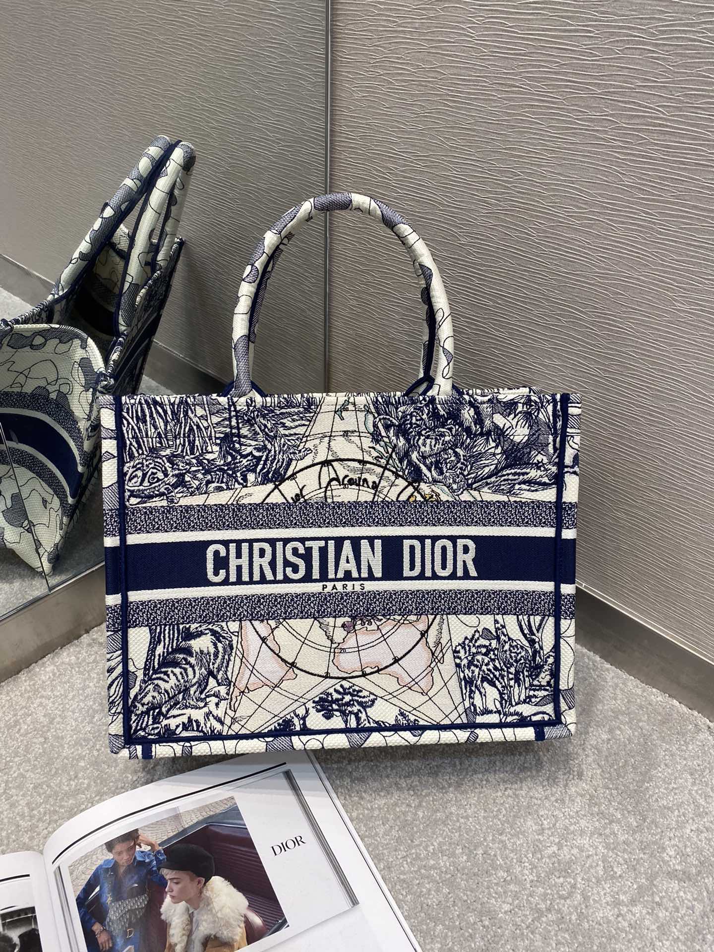 D*or book tote