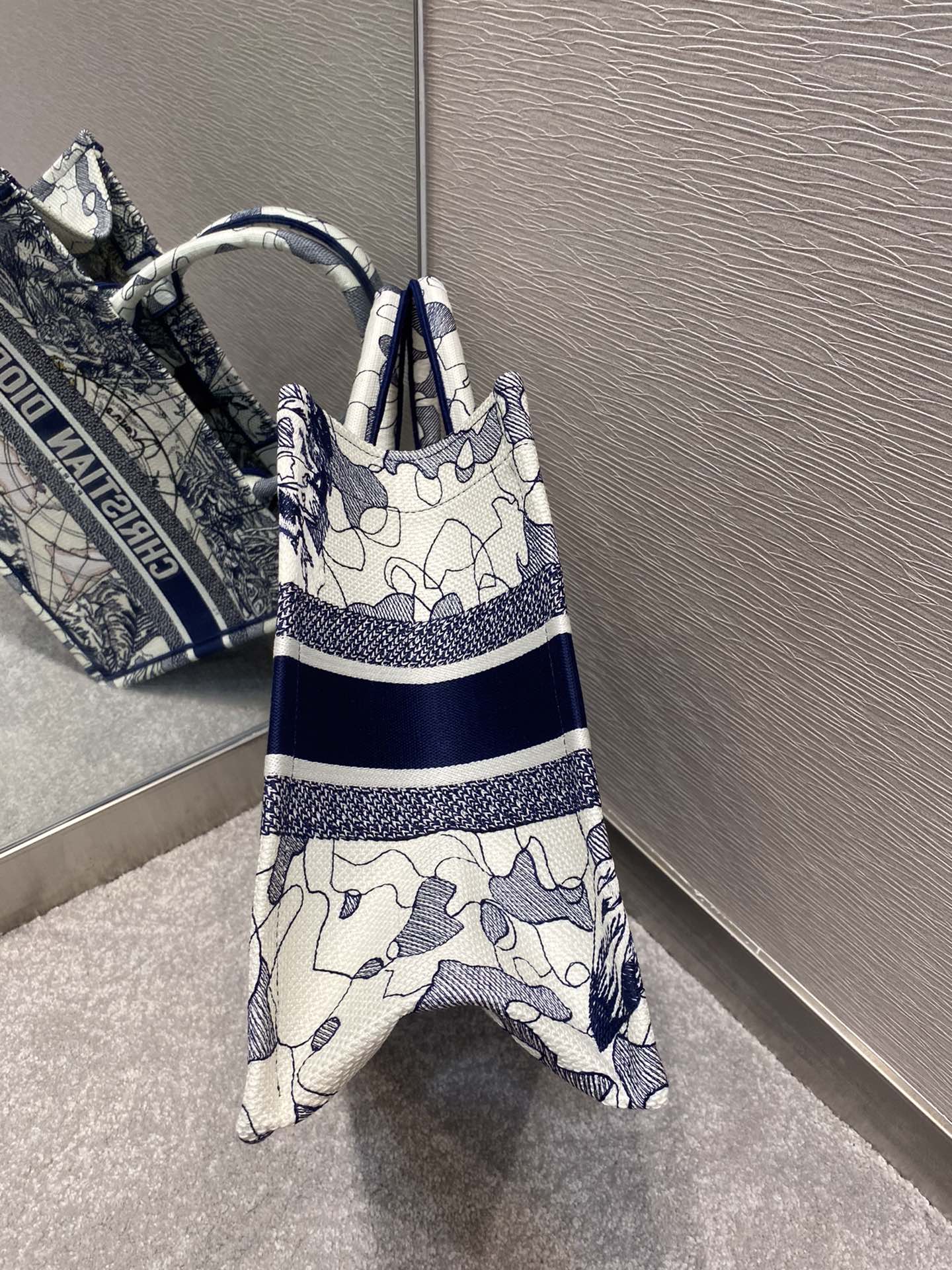 D*or book tote