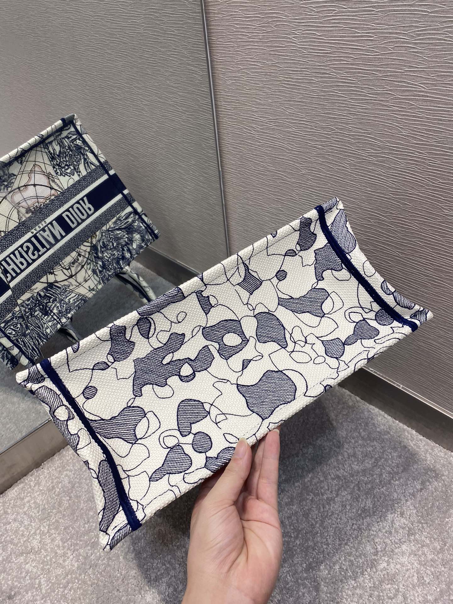 D*or book tote