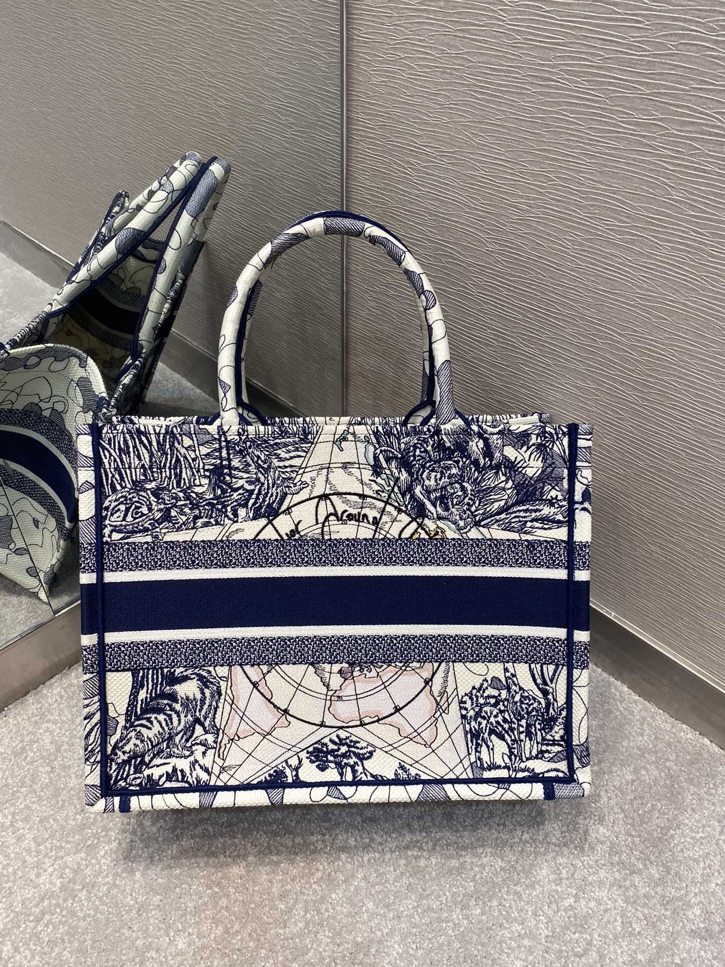 D*or book tote