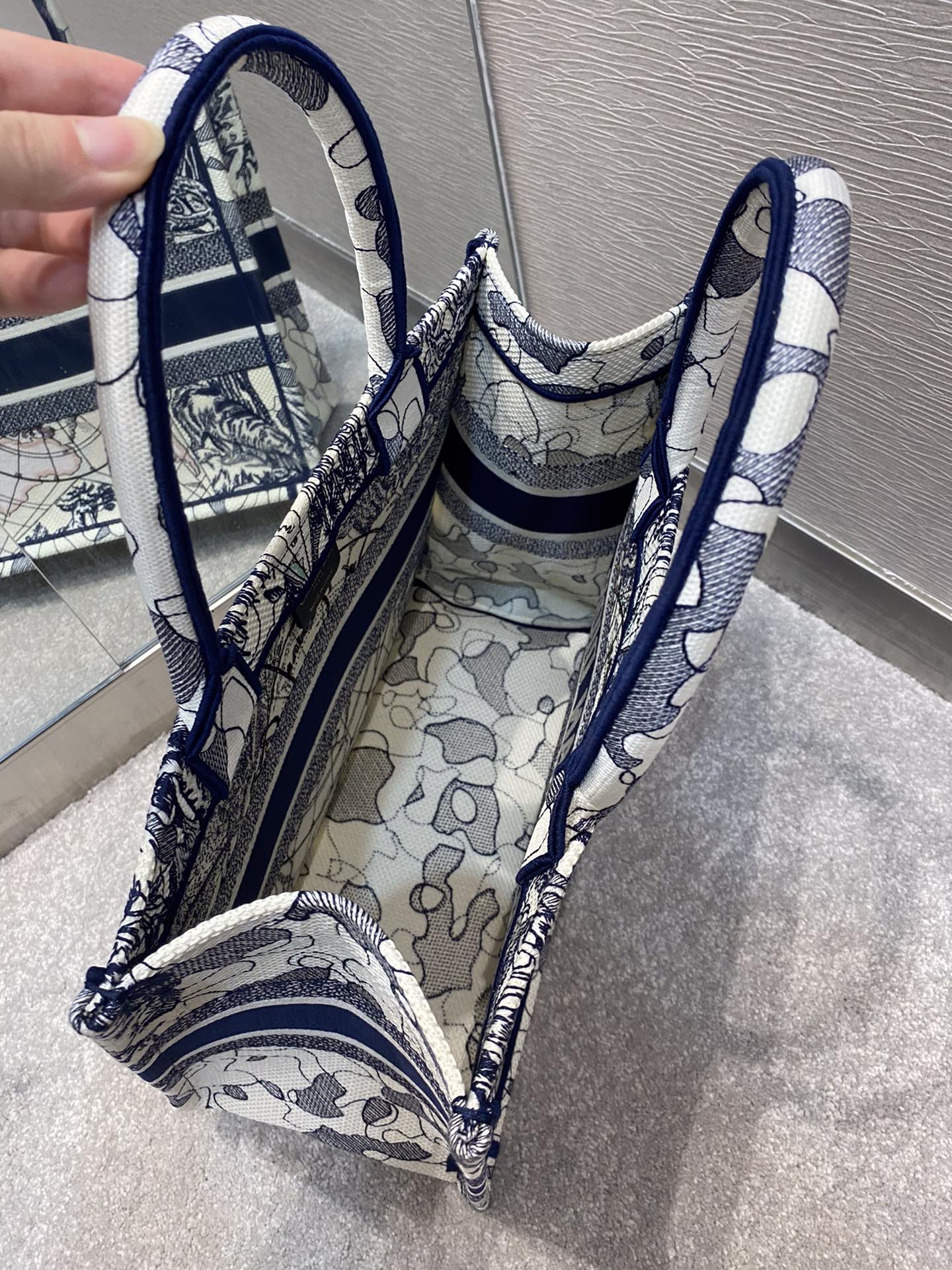 D*or book tote