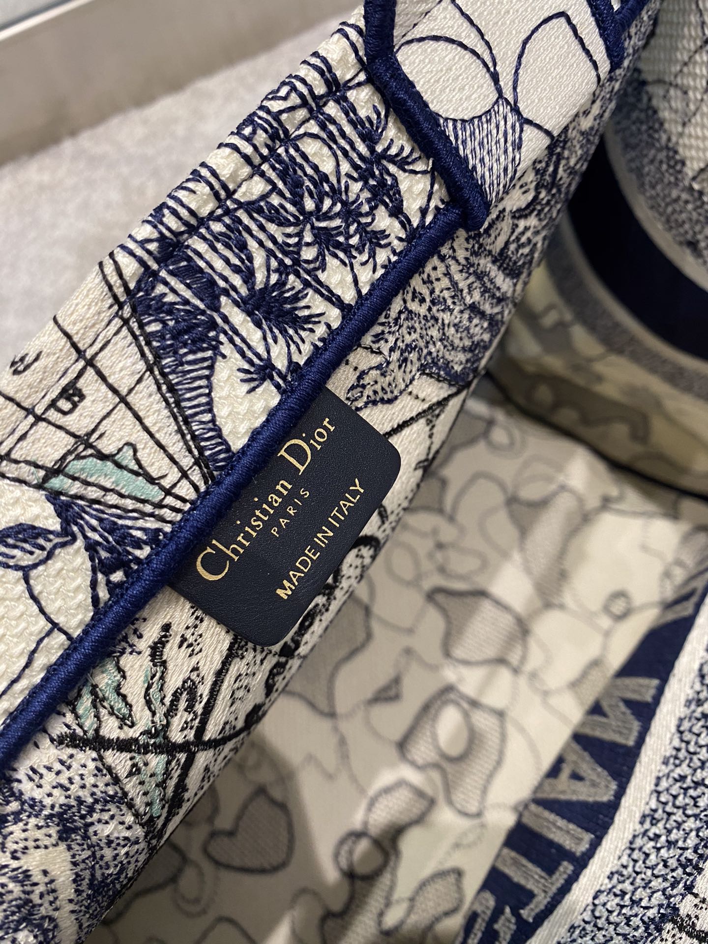 D*or book tote
