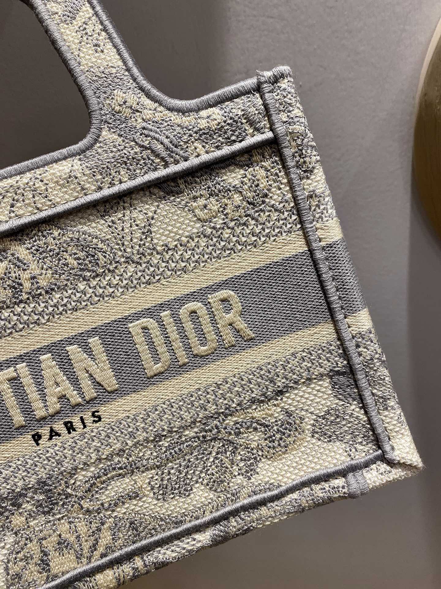 D*or book tote