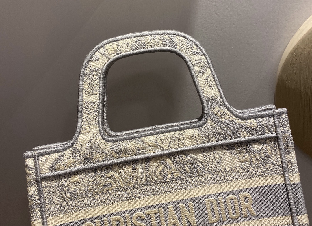 D*or book tote