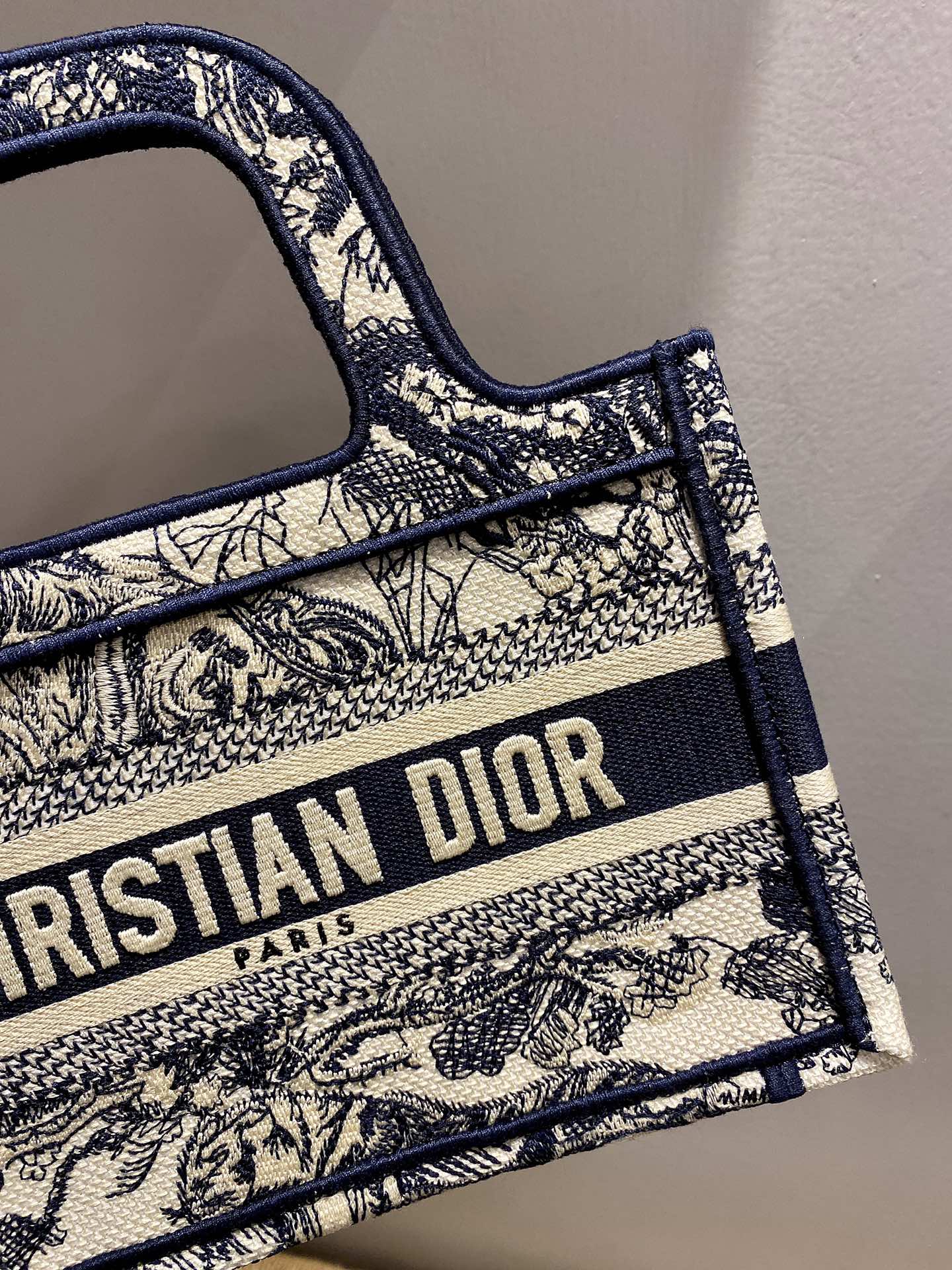 D*or book tote