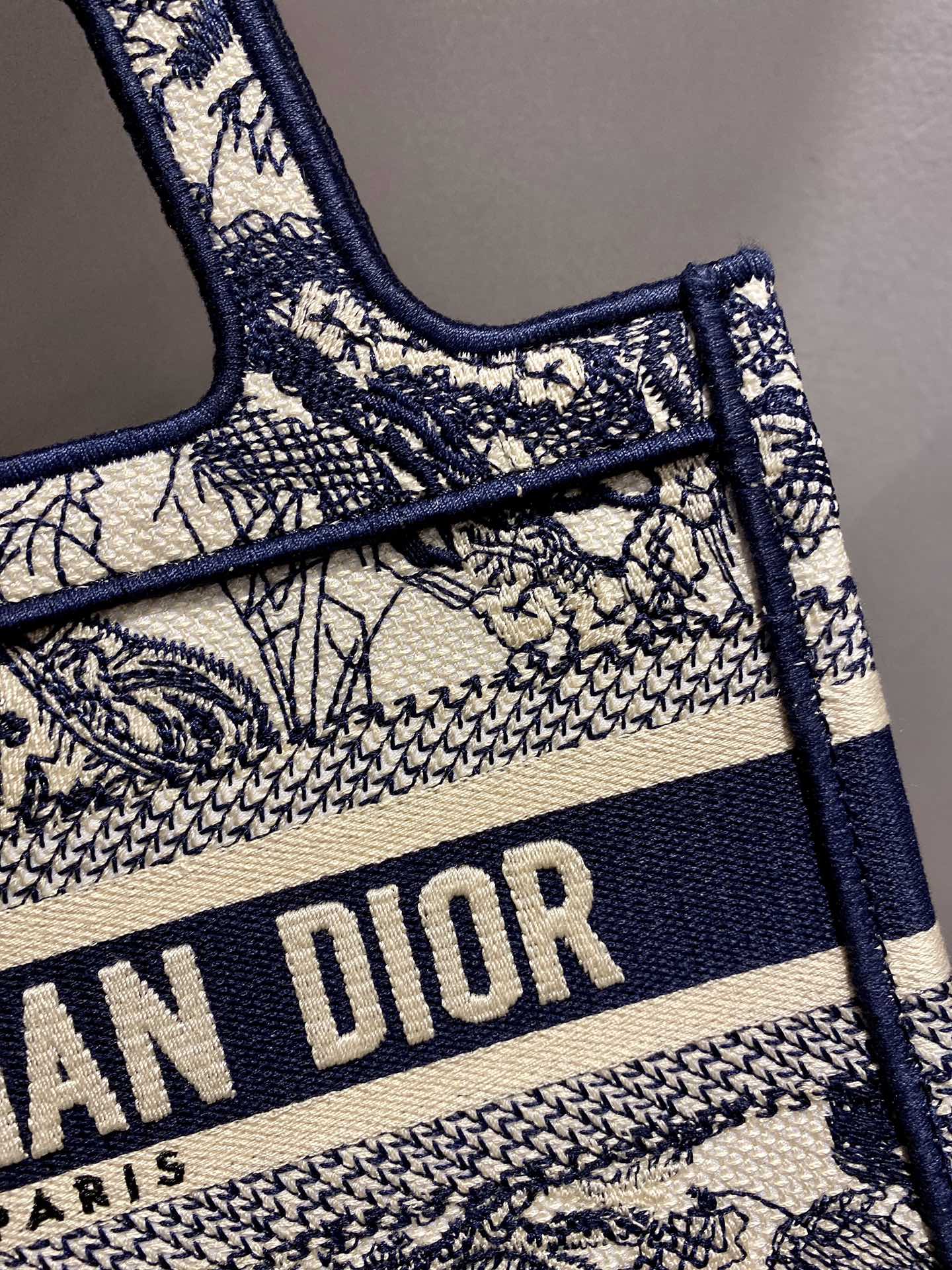 D*or book tote