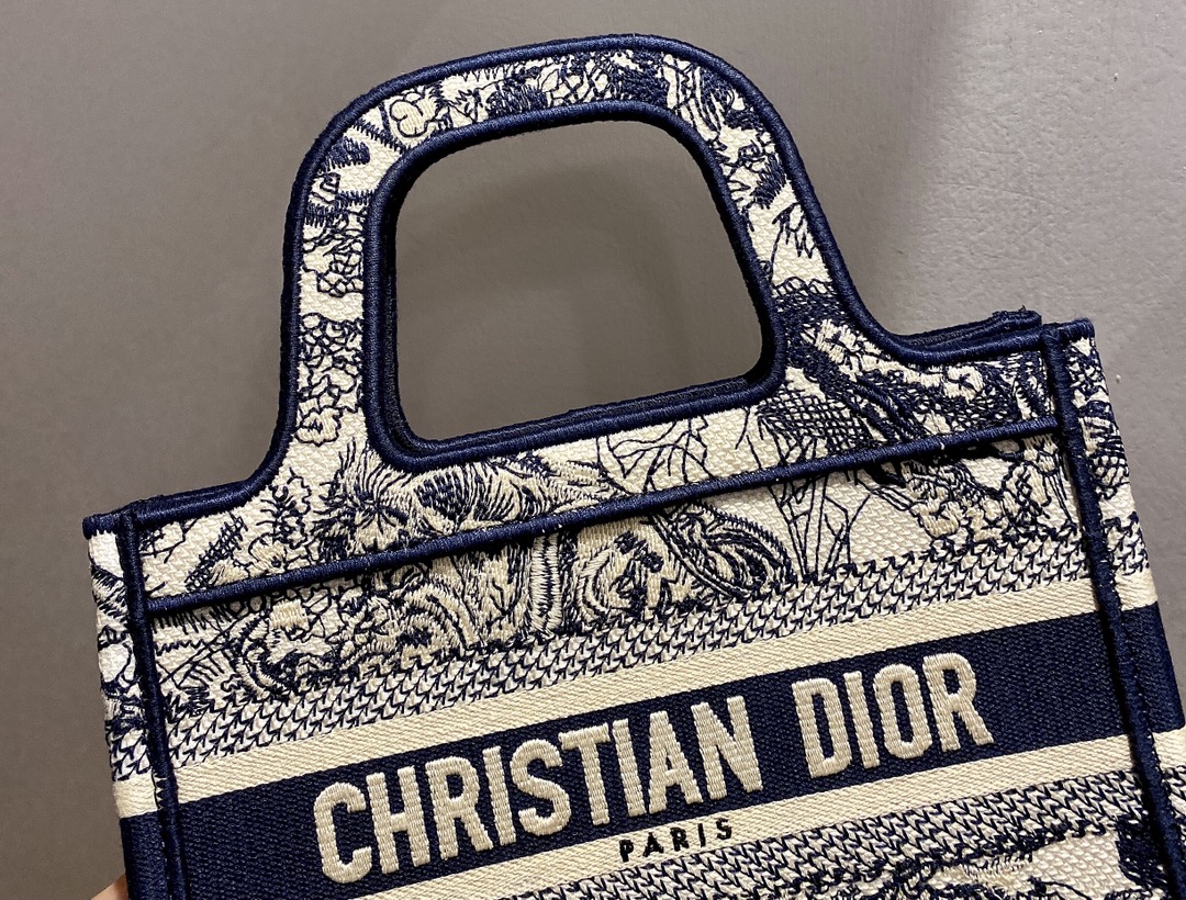 D*or book tote