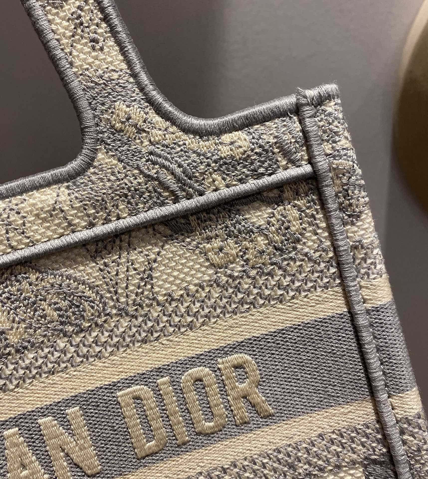 D*or book tote