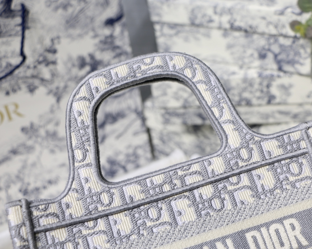 D*or book tote