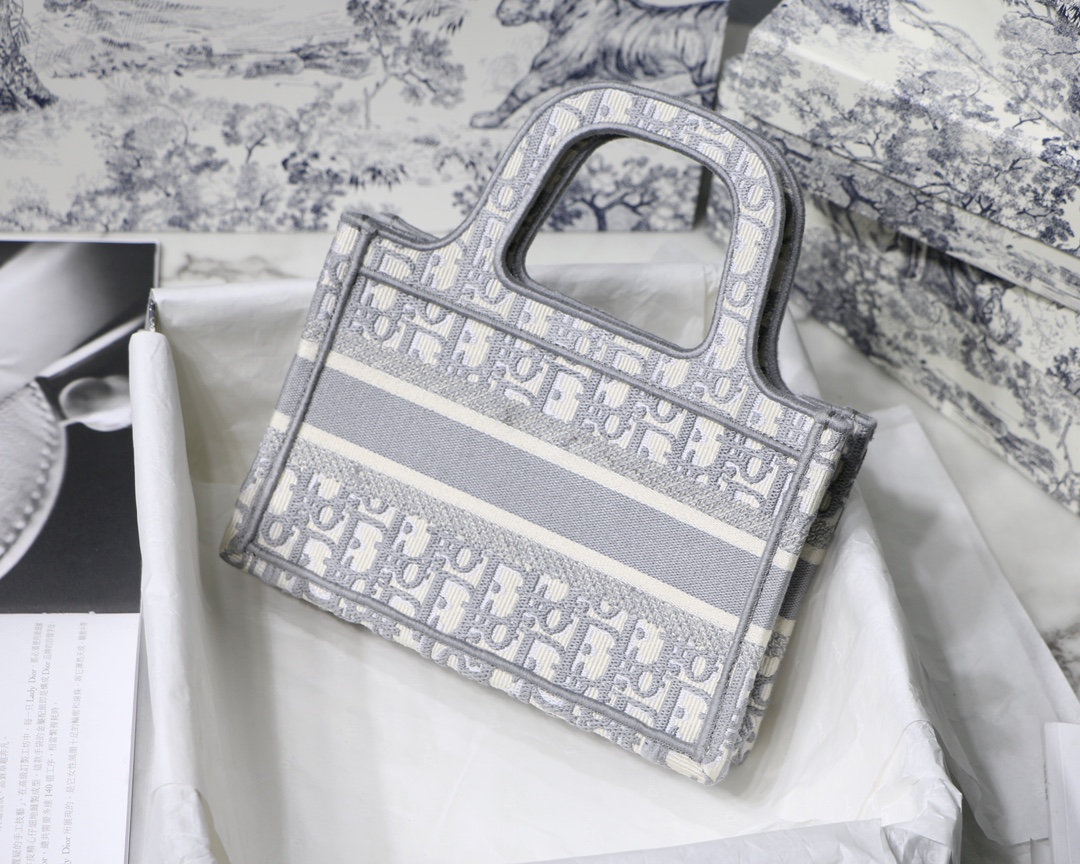 D*or book tote