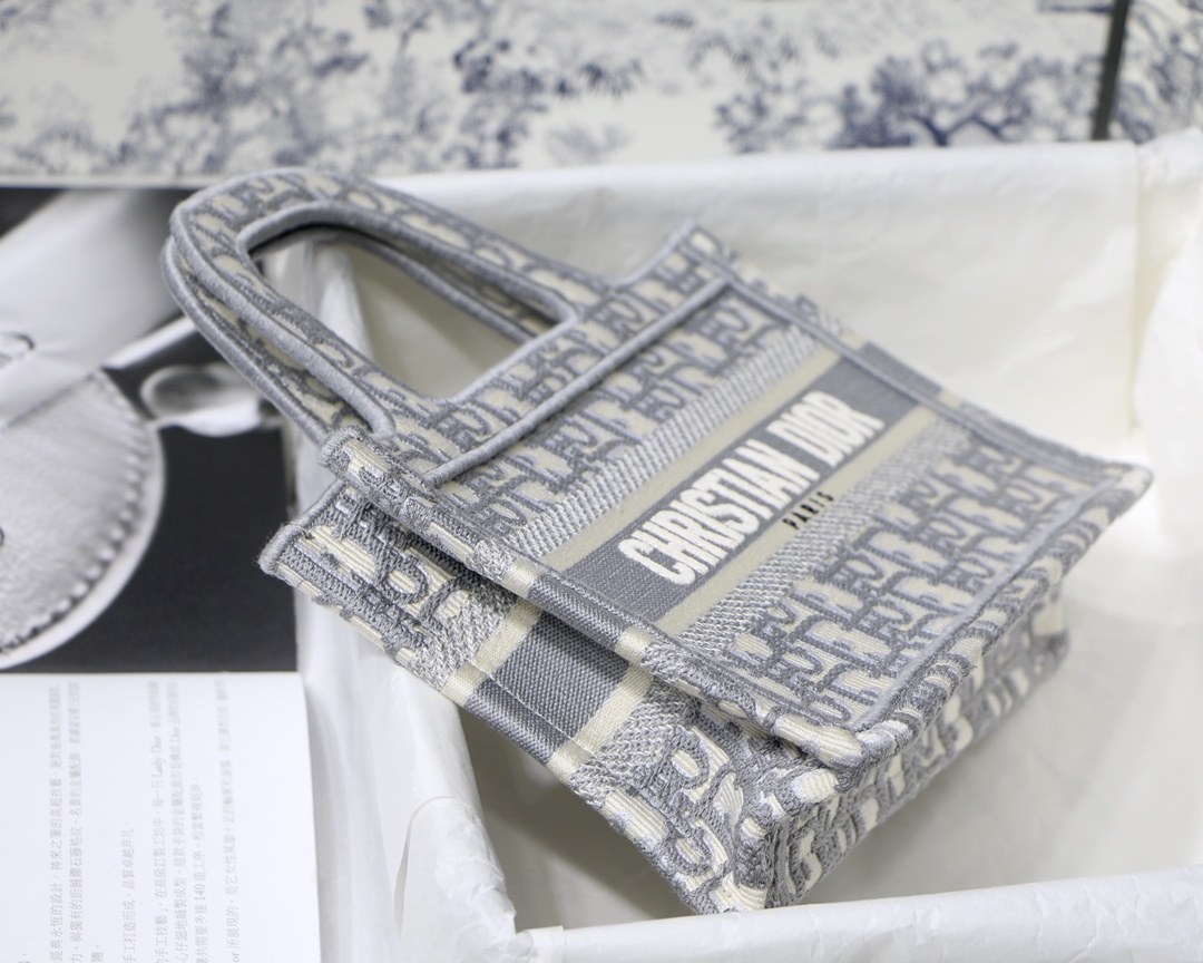 D*or book tote