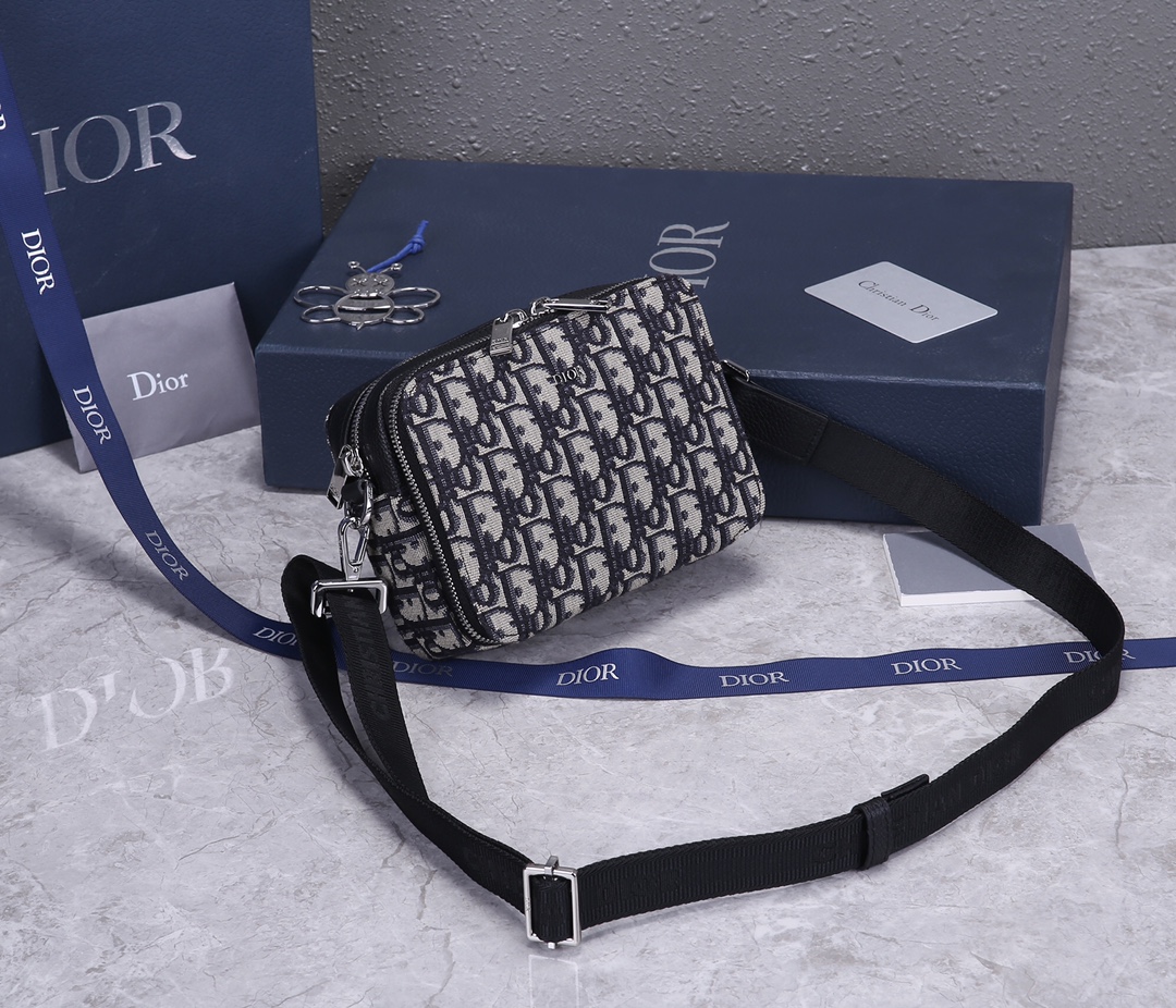 D*or men’s shoulder bag