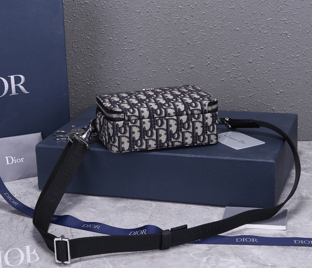 D*or men’s shoulder bag