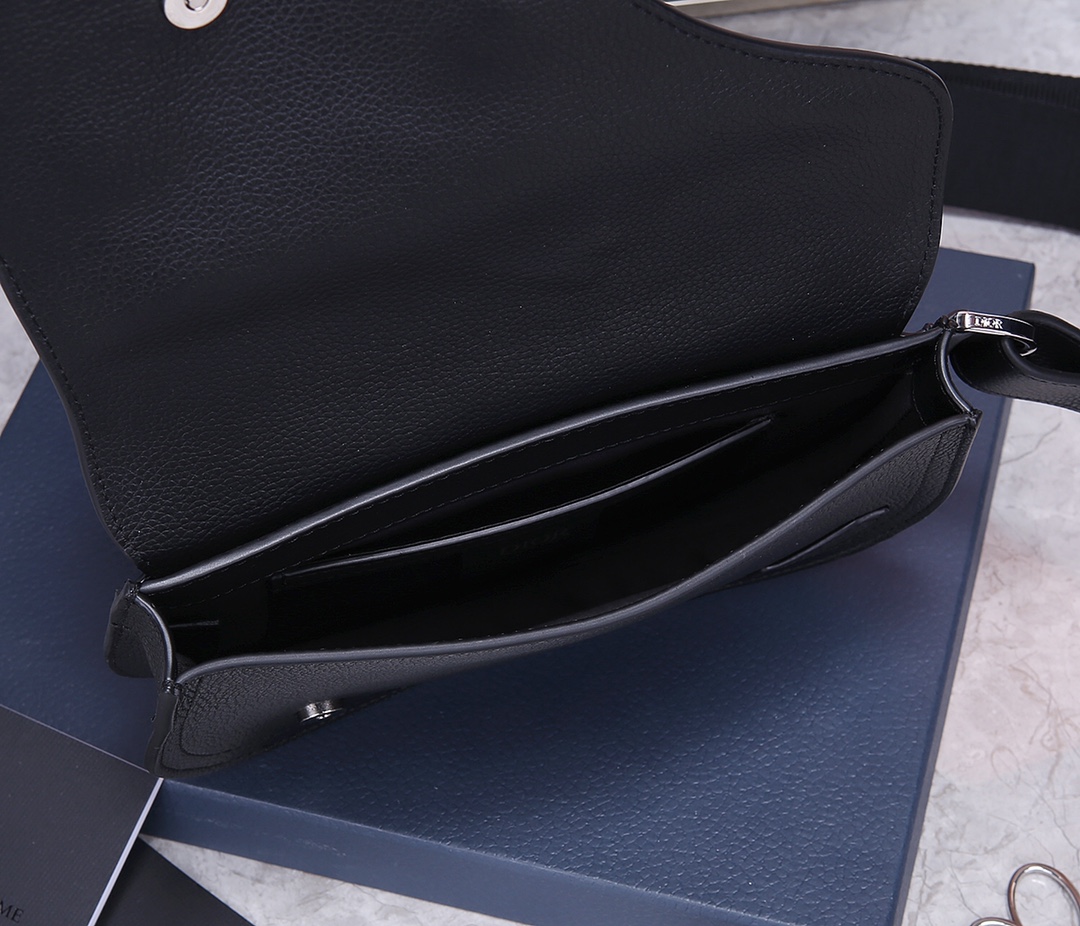 D*or men’s saddle bag