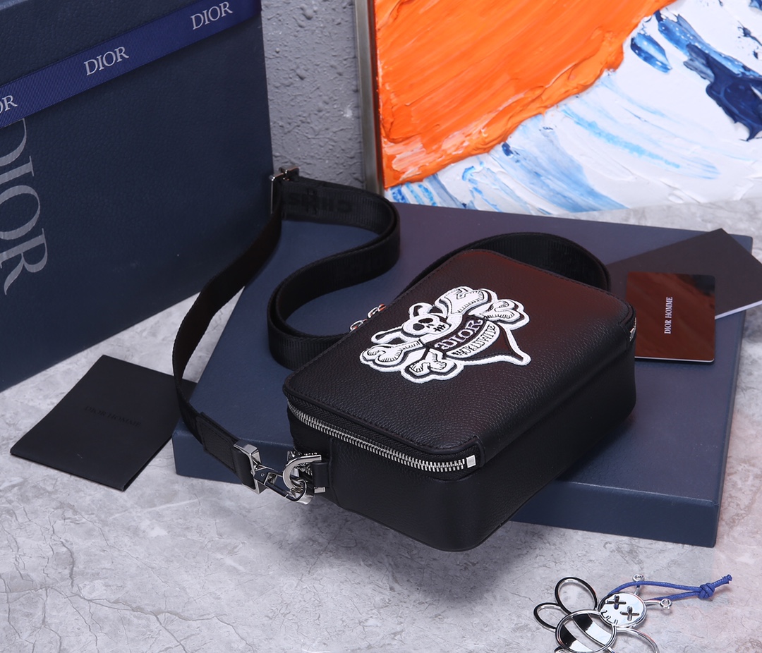 D*or men’s bee print shoulder bag