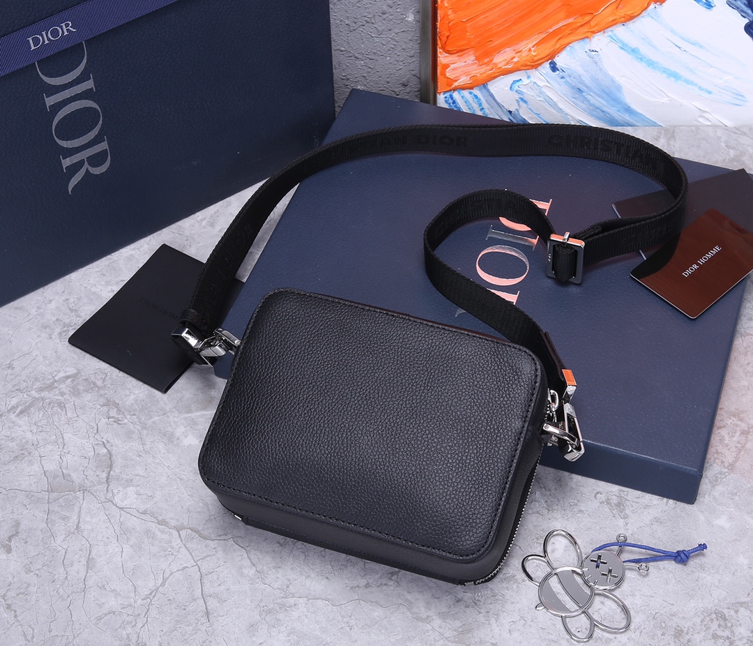 D*or men’s bee print shoulder bag