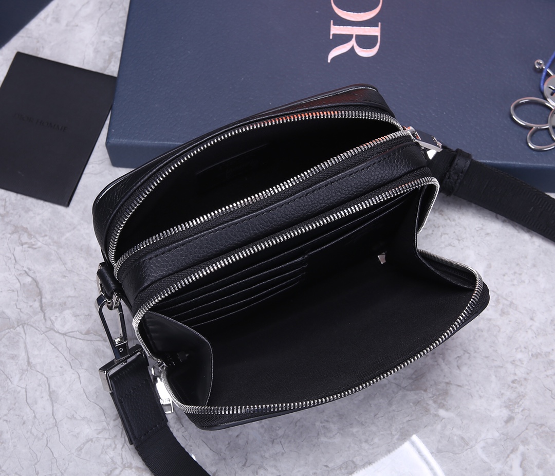 D*or men’s bee print shoulder bag