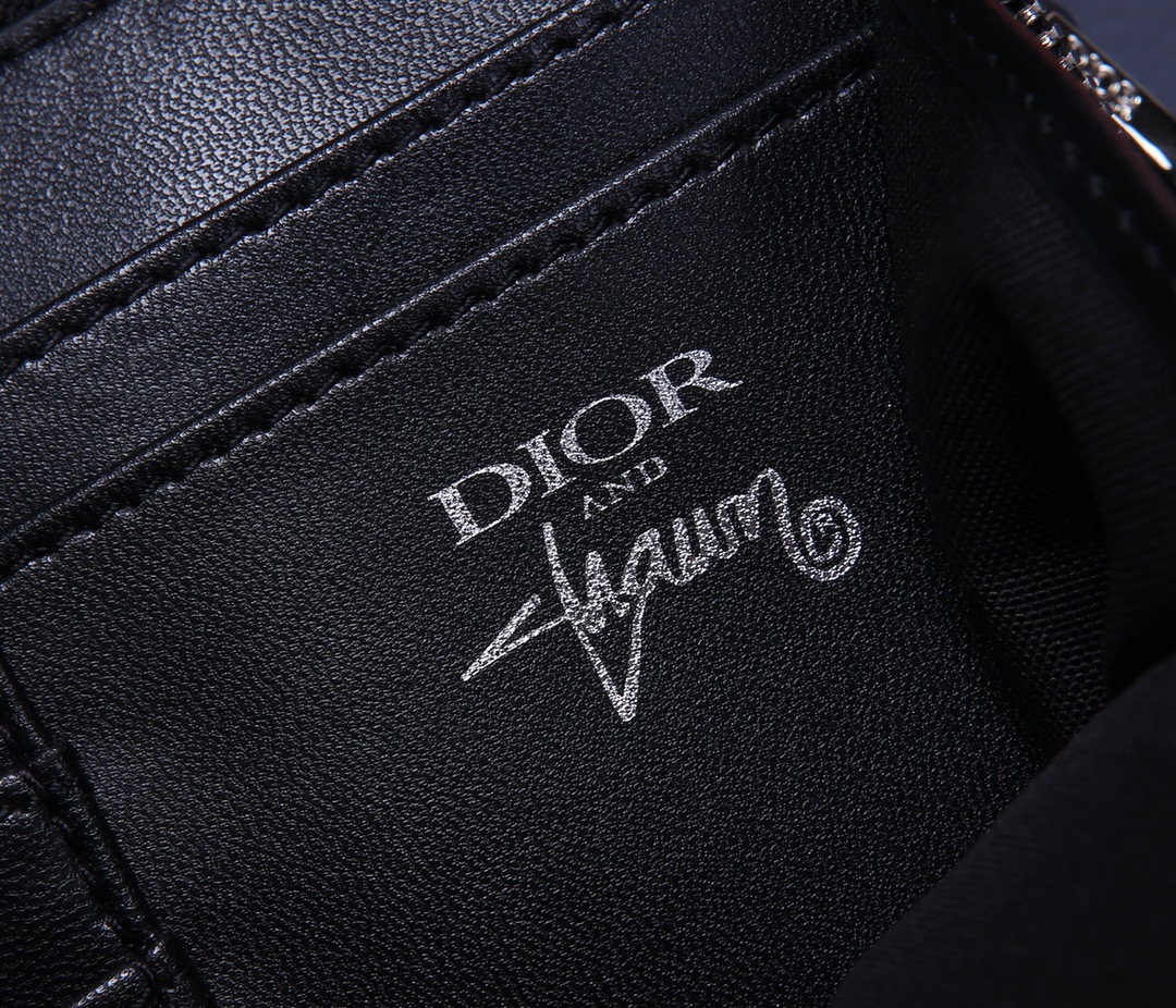 D*or men’s bee print shoulder bag