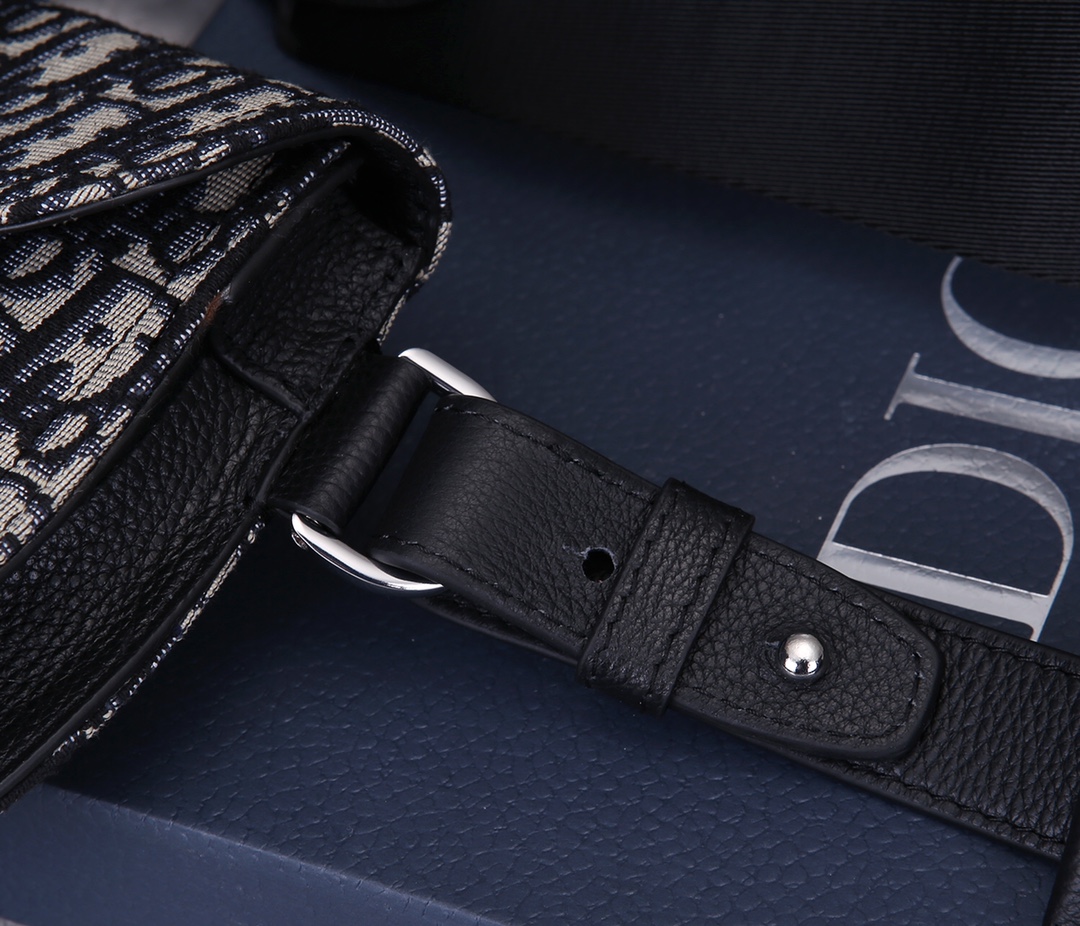 D*or men’s saddle bag