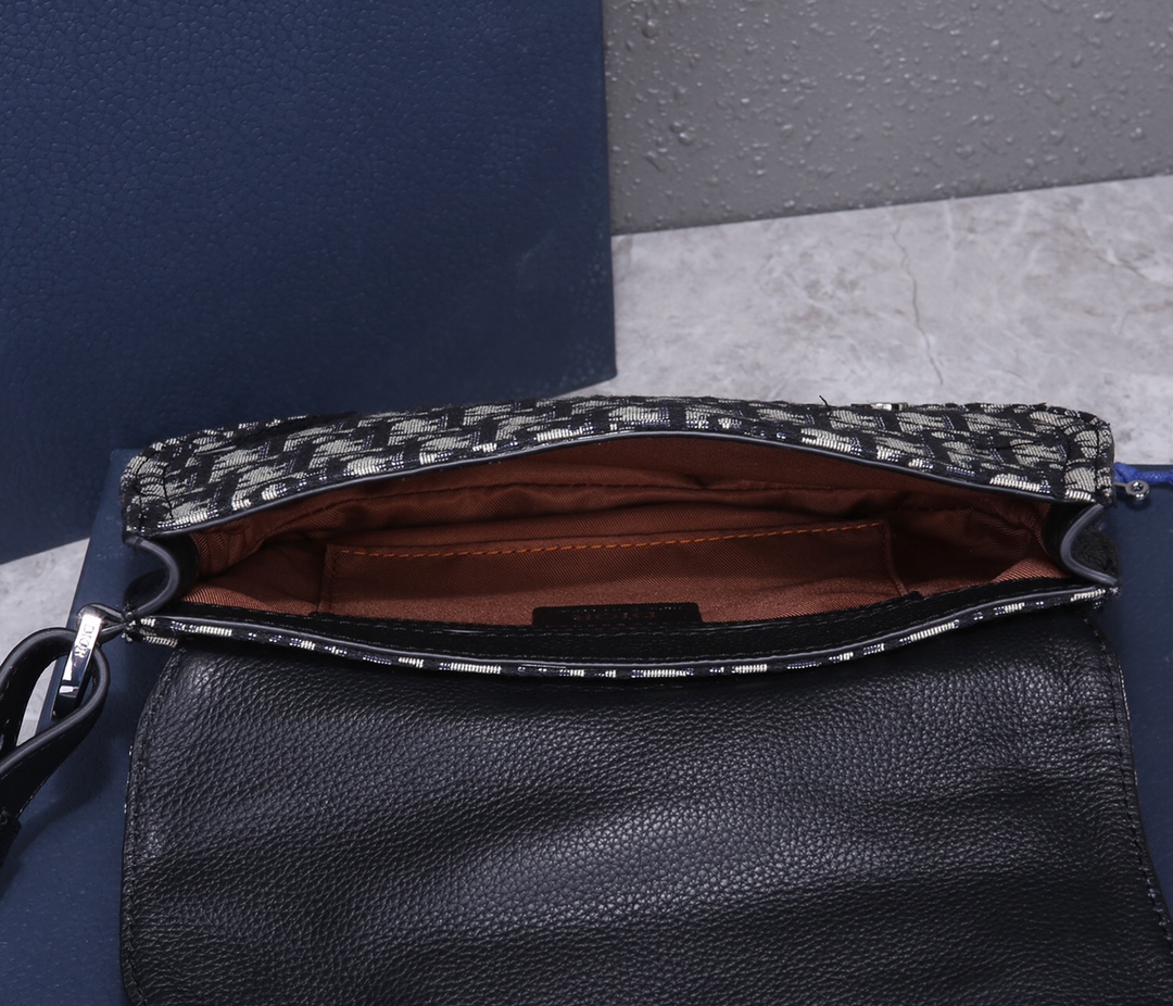 D*or men’s saddle bag