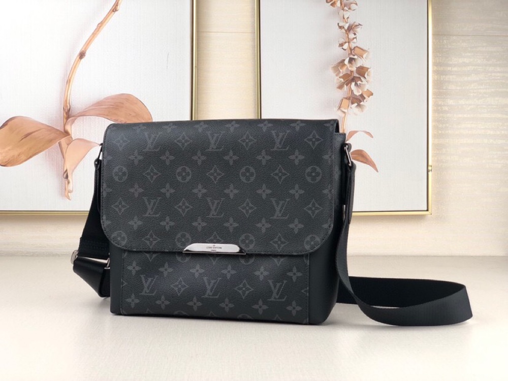 l**is V*t*n monogram eclipse messenger pm