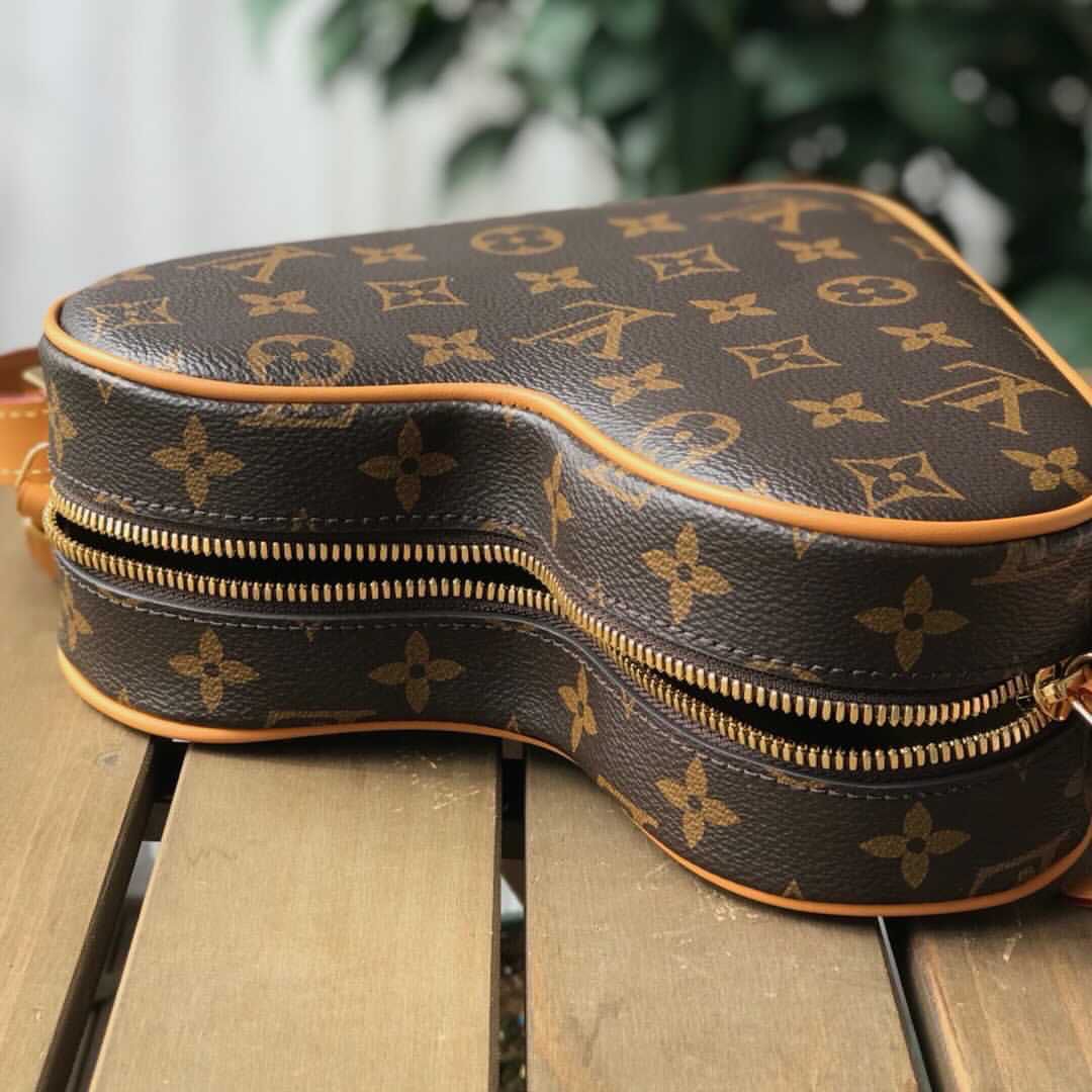 l**is V*t*n game on cœur bag