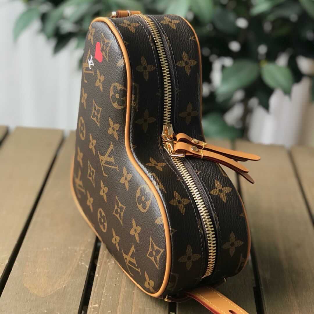 l**is V*t*n game on cœur bag