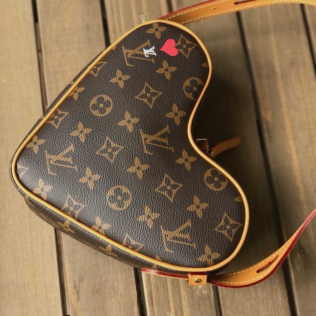 l**is V*t*n game on cœur bag