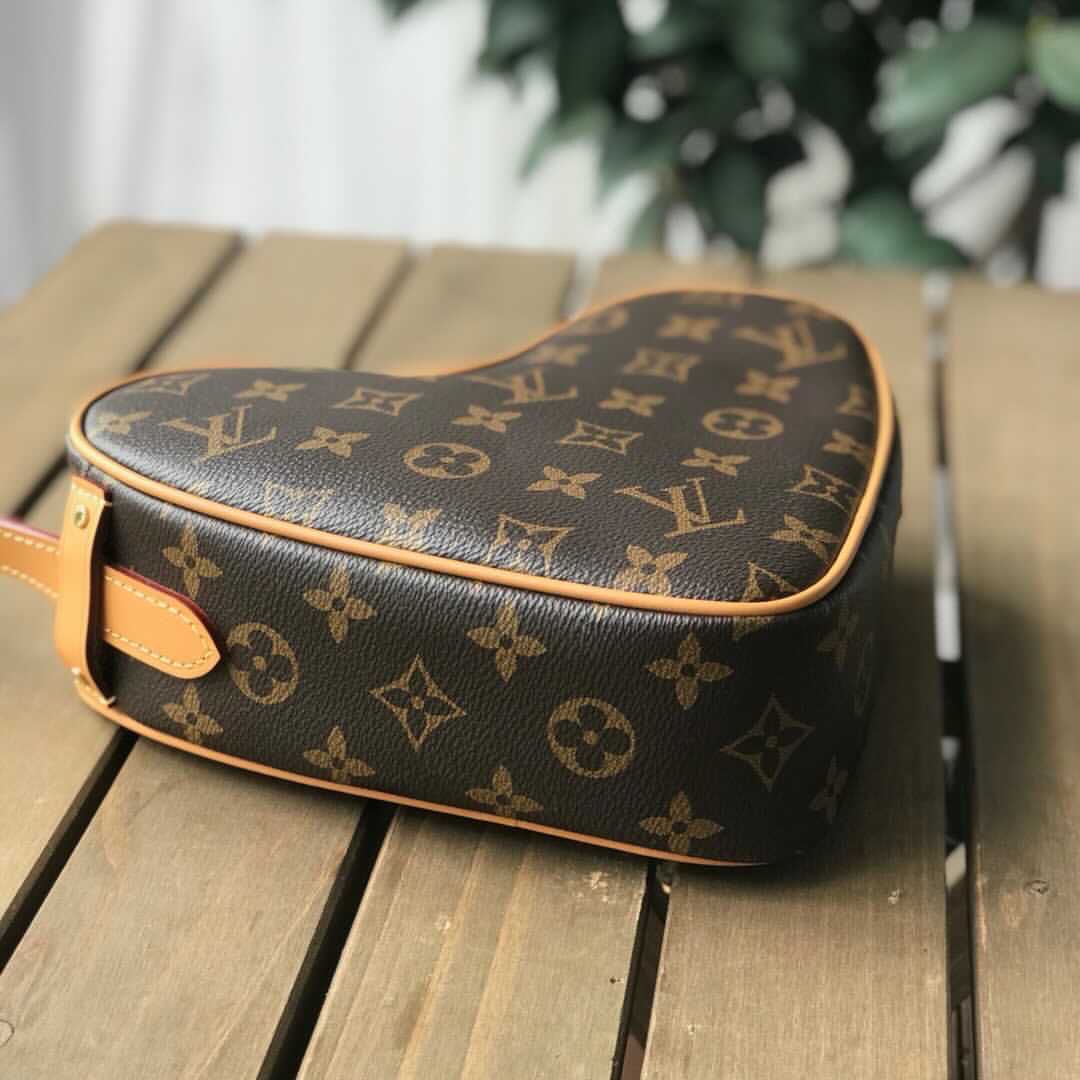 l**is V*t*n game on cœur bag