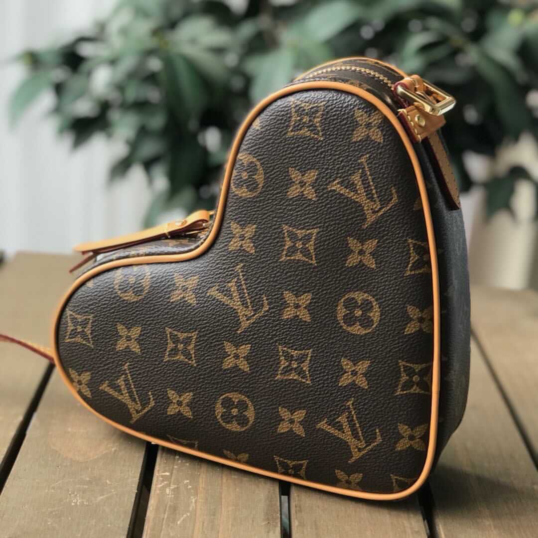 l**is V*t*n game on cœur bag