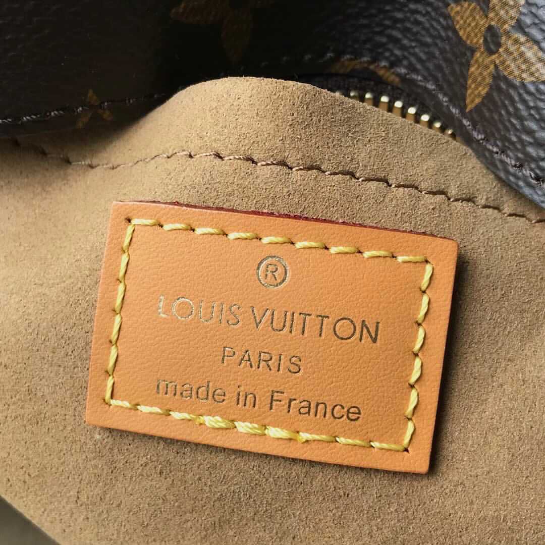 l**is V*t*n game on cœur bag