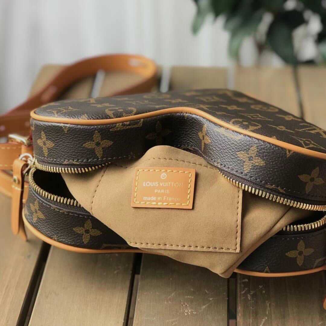 l**is V*t*n game on cœur bag