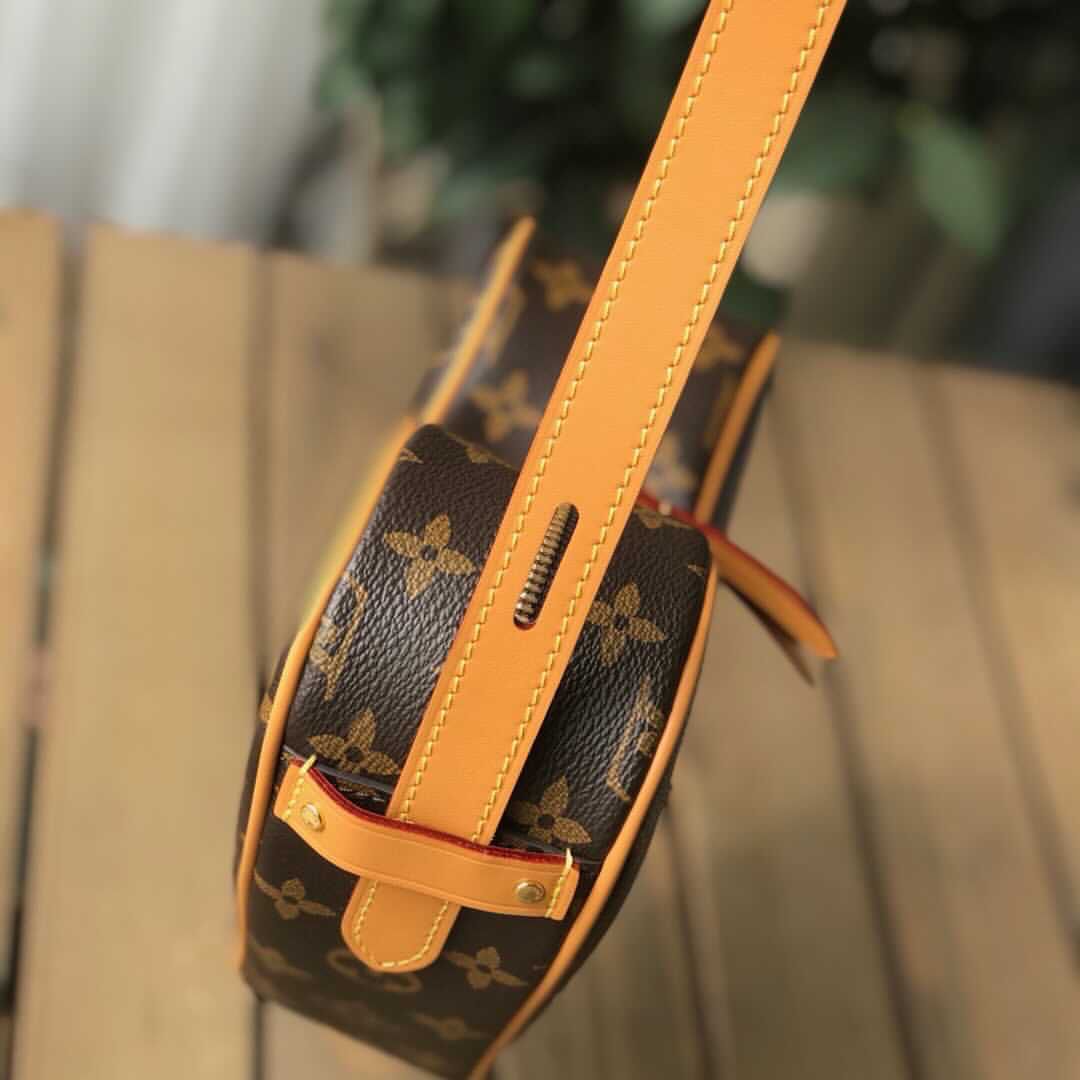 l**is V*t*n game on cœur bag