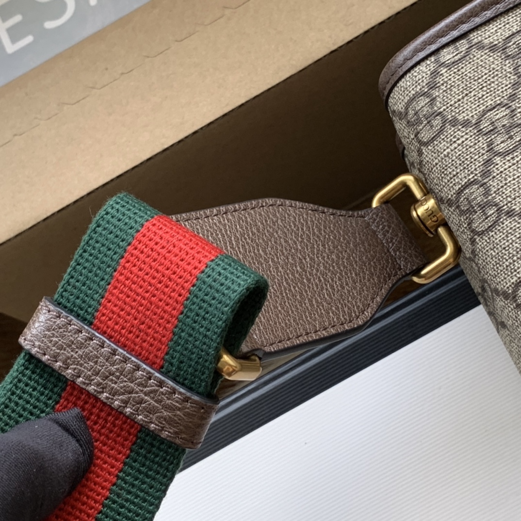 G*u*i shoulder bag