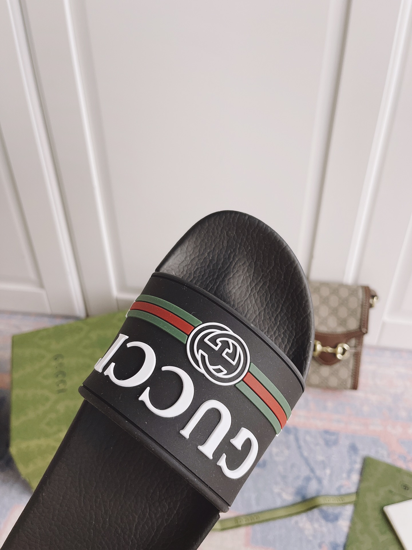 G*u*i slippers 17