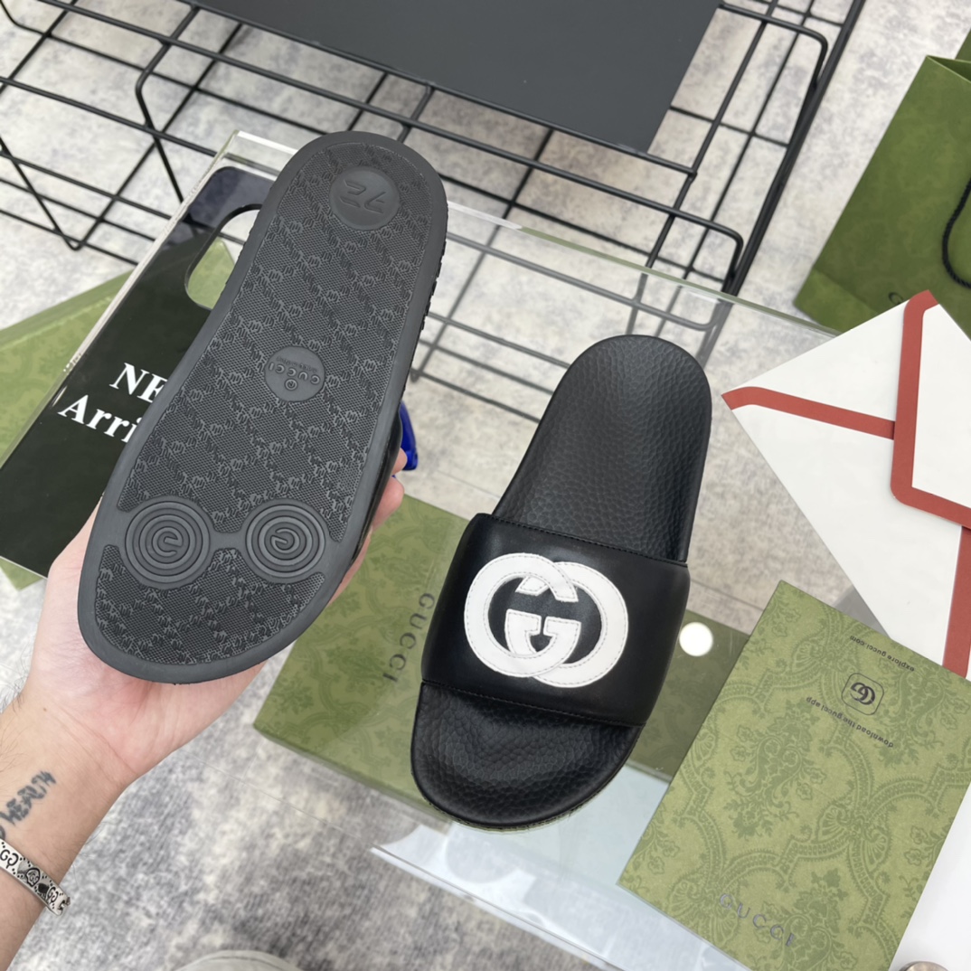 G*u*i slippers 40