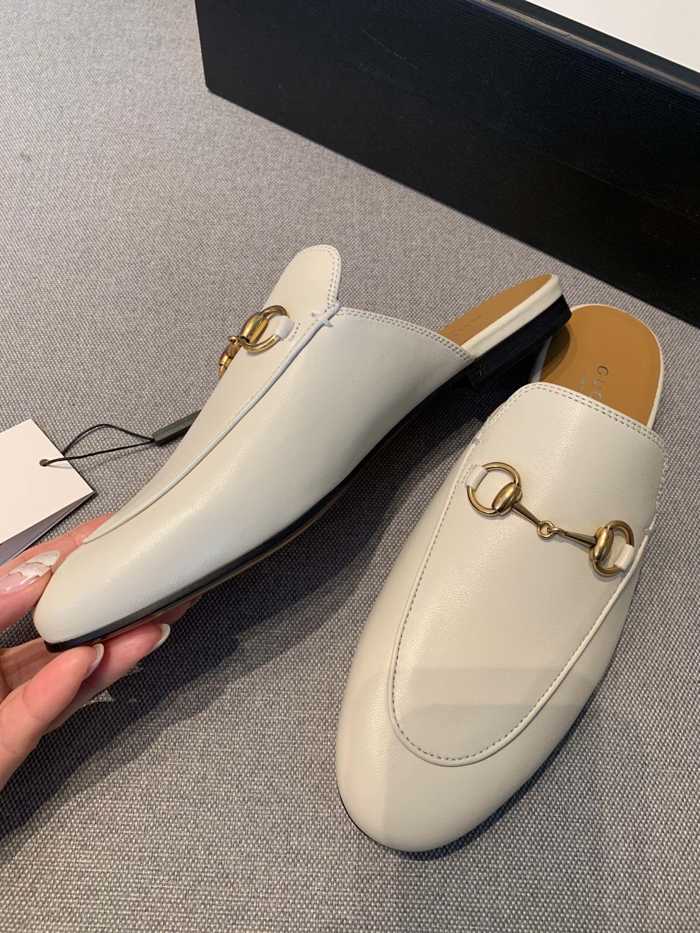 G*u*i flats 23