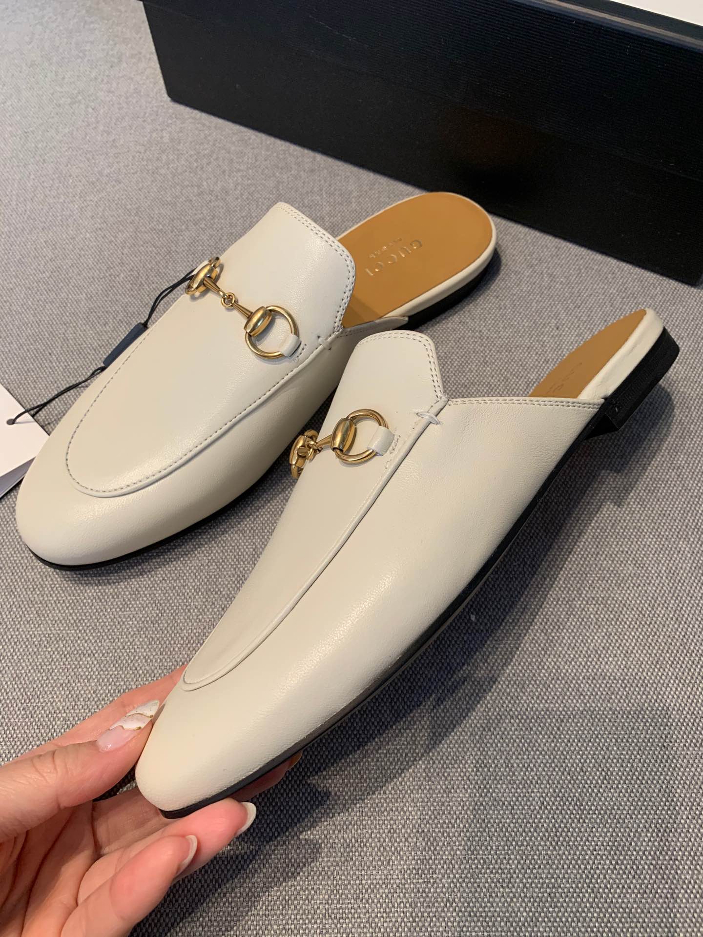 G*u*i flats 23