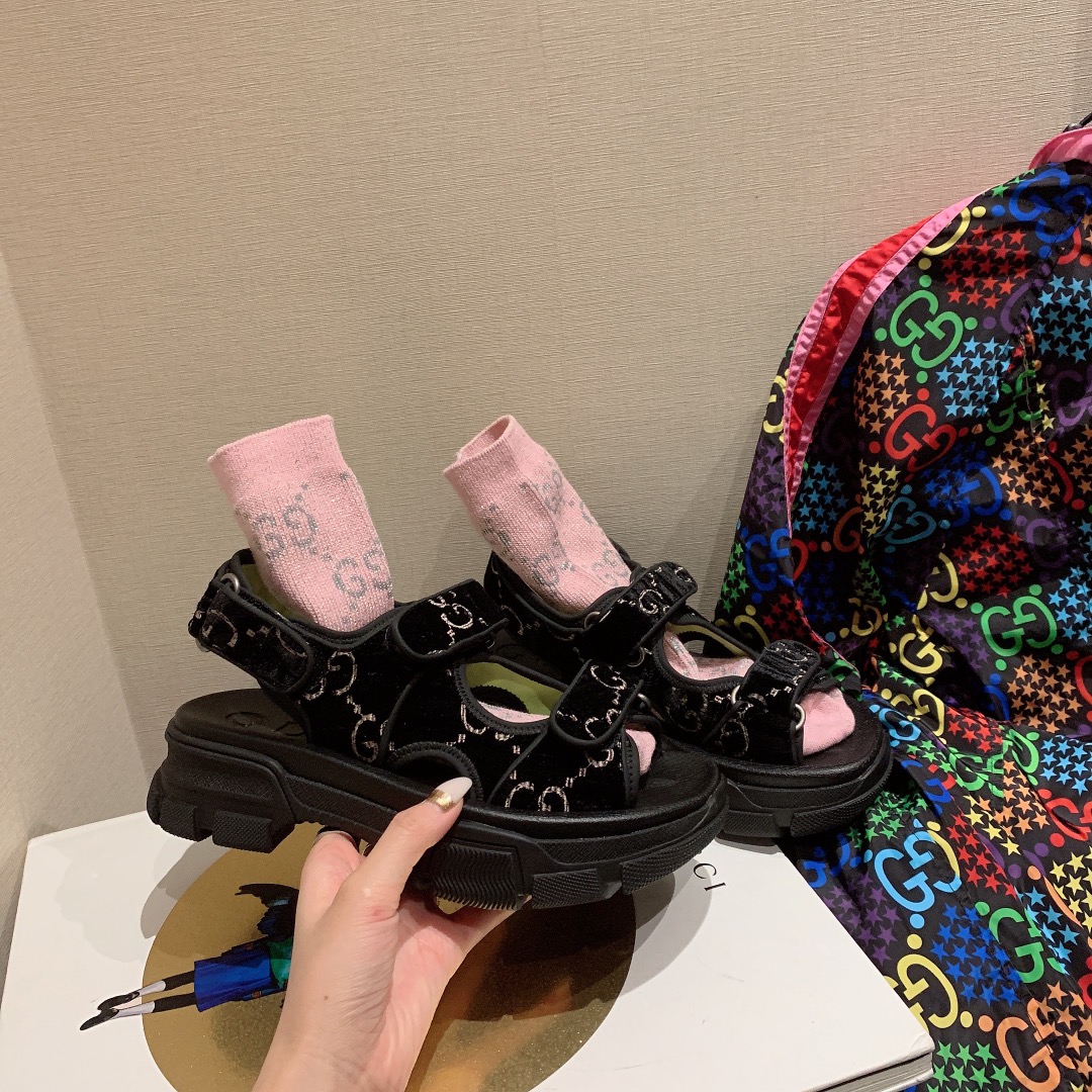 G*u*i slippers 44