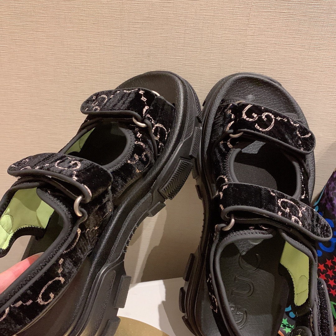 G*u*i slippers 44
