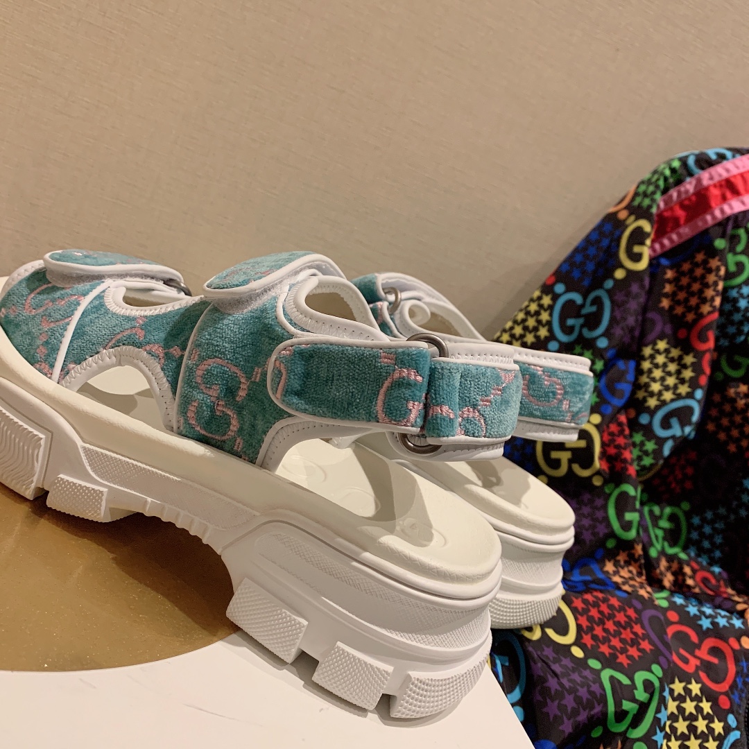 G*u*i slippers 45