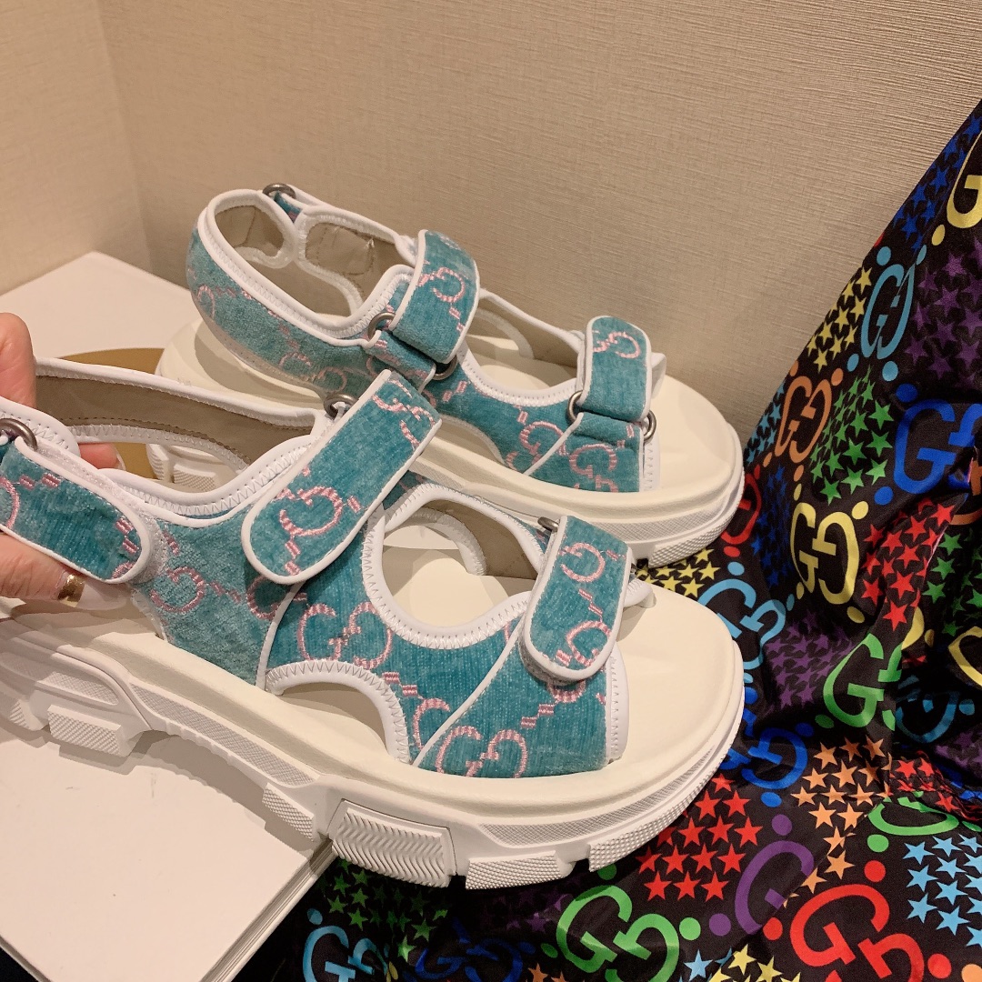 G*u*i slippers 45