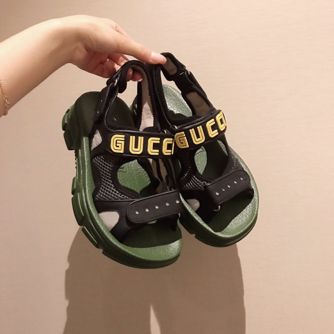 G*u*i slippers 47