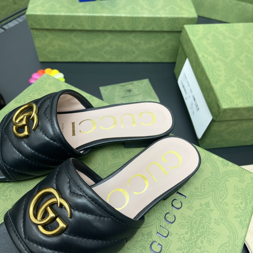 G*u*i slippers 57