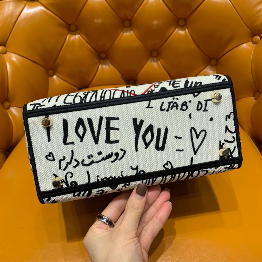 ‘i love you’ lady D*or