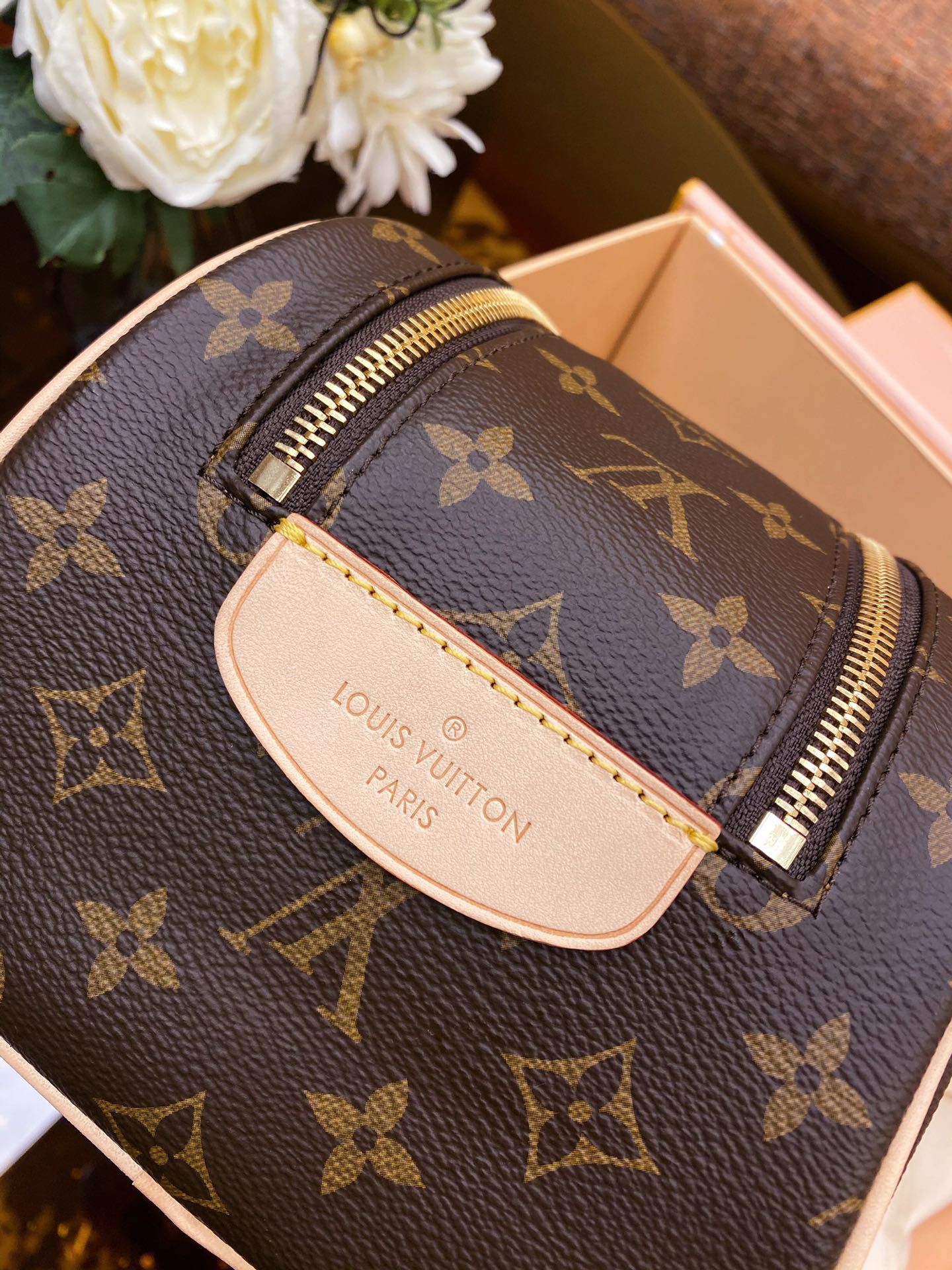 l**is V*t*n king size toiletry bag