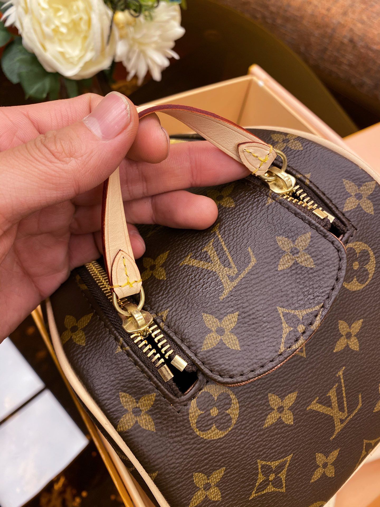 l**is V*t*n king size toiletry bag