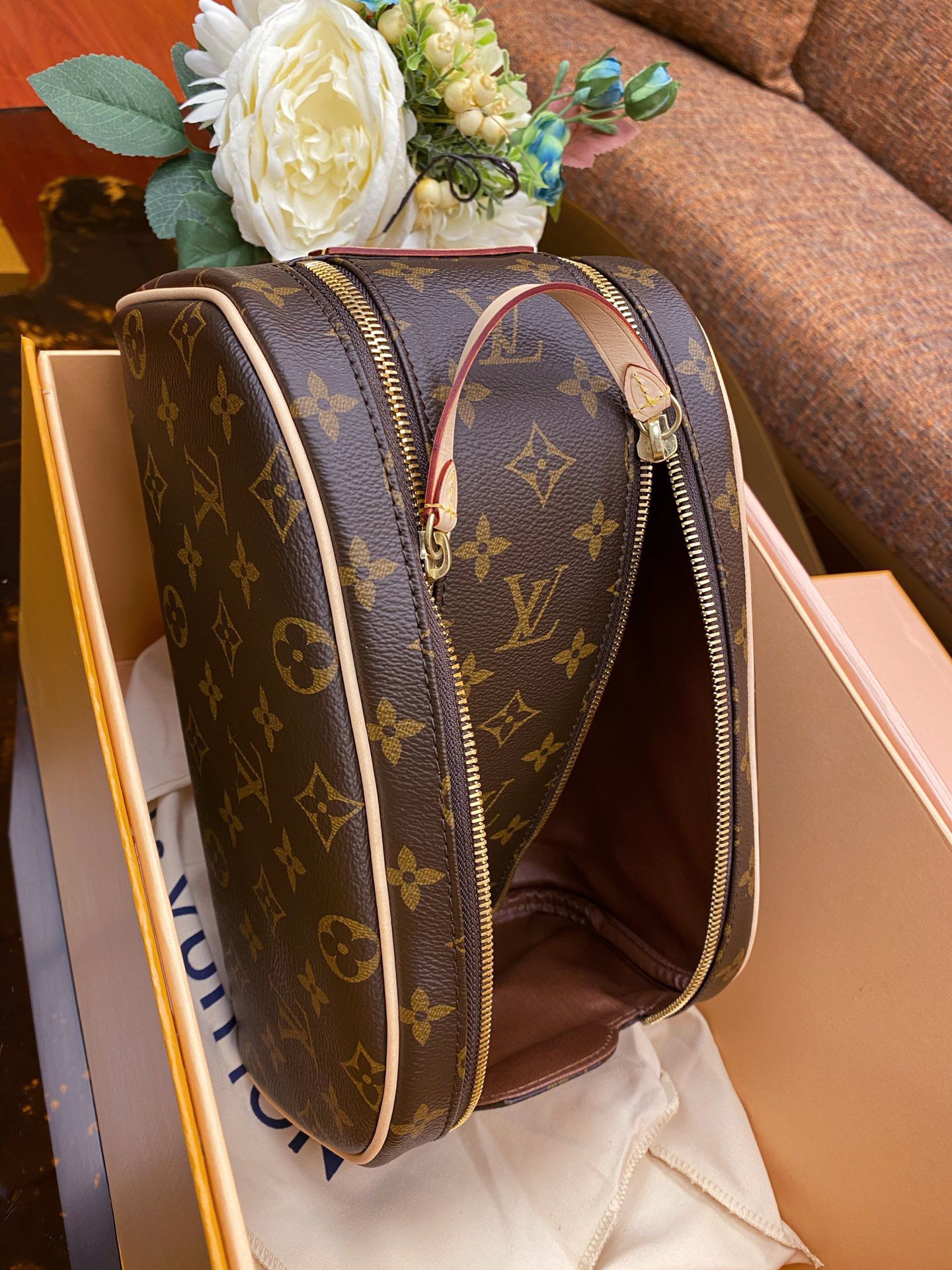 l**is V*t*n king size toiletry bag